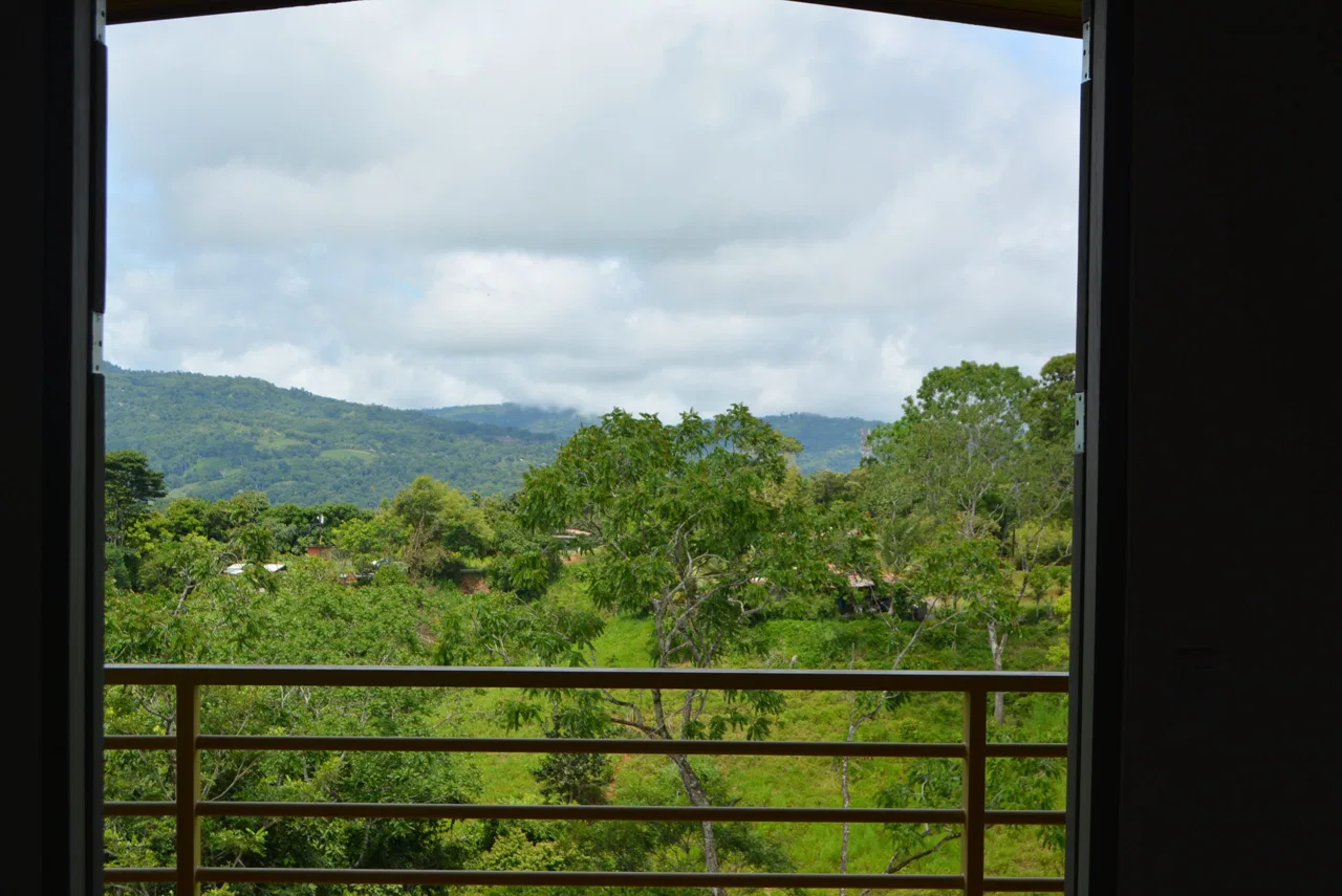 SERENE RETREAT WITH MODERN COMFORTS: SPACIOUS 3-BEDROOM HOME MINUTES FROM BEACH & CITY – 0.12 ACRES, photo 7