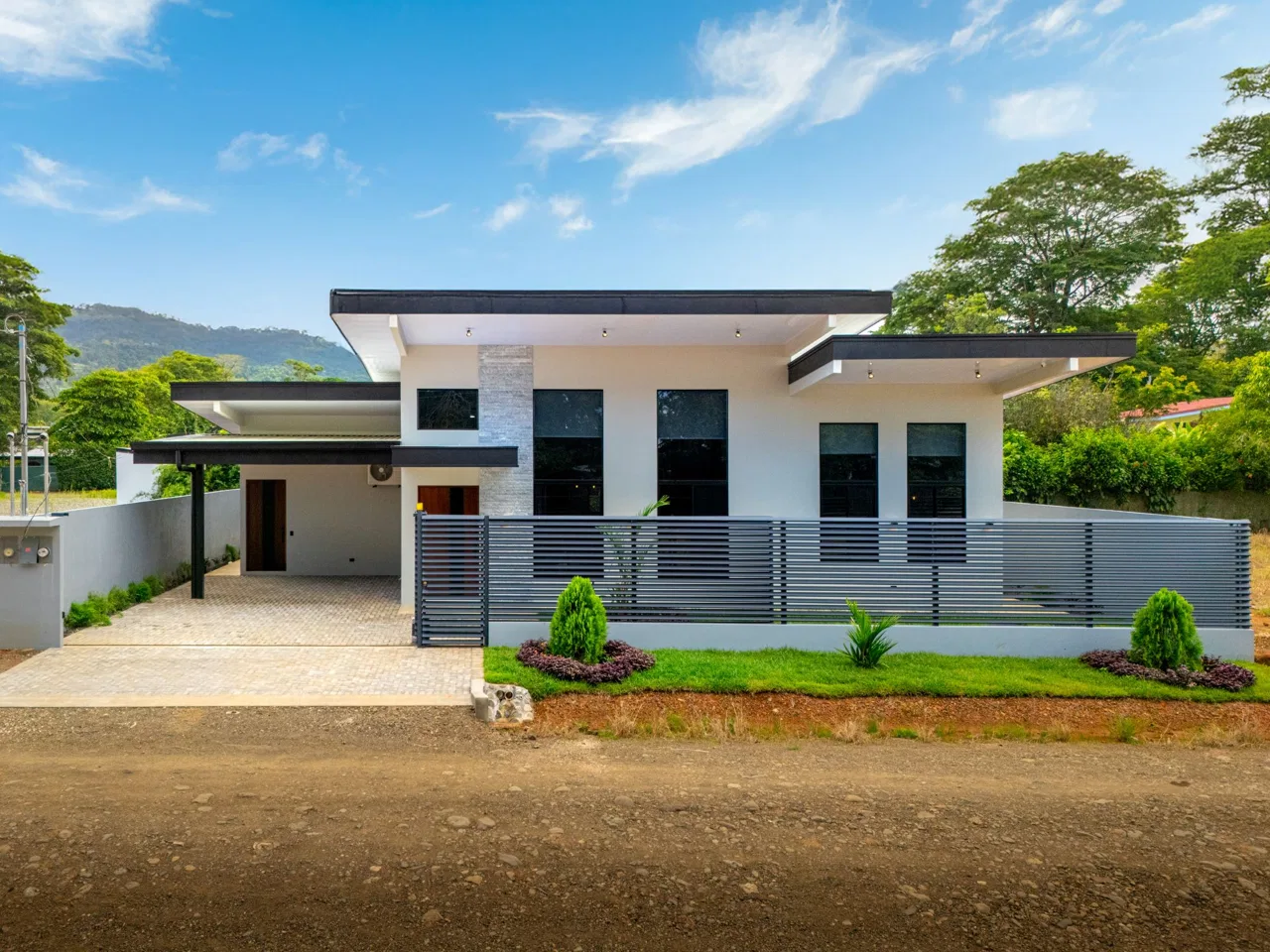 PROPERTY WITH 3 BEDROOMS, IN BAHIA BALLENA – 0.1 ACRES