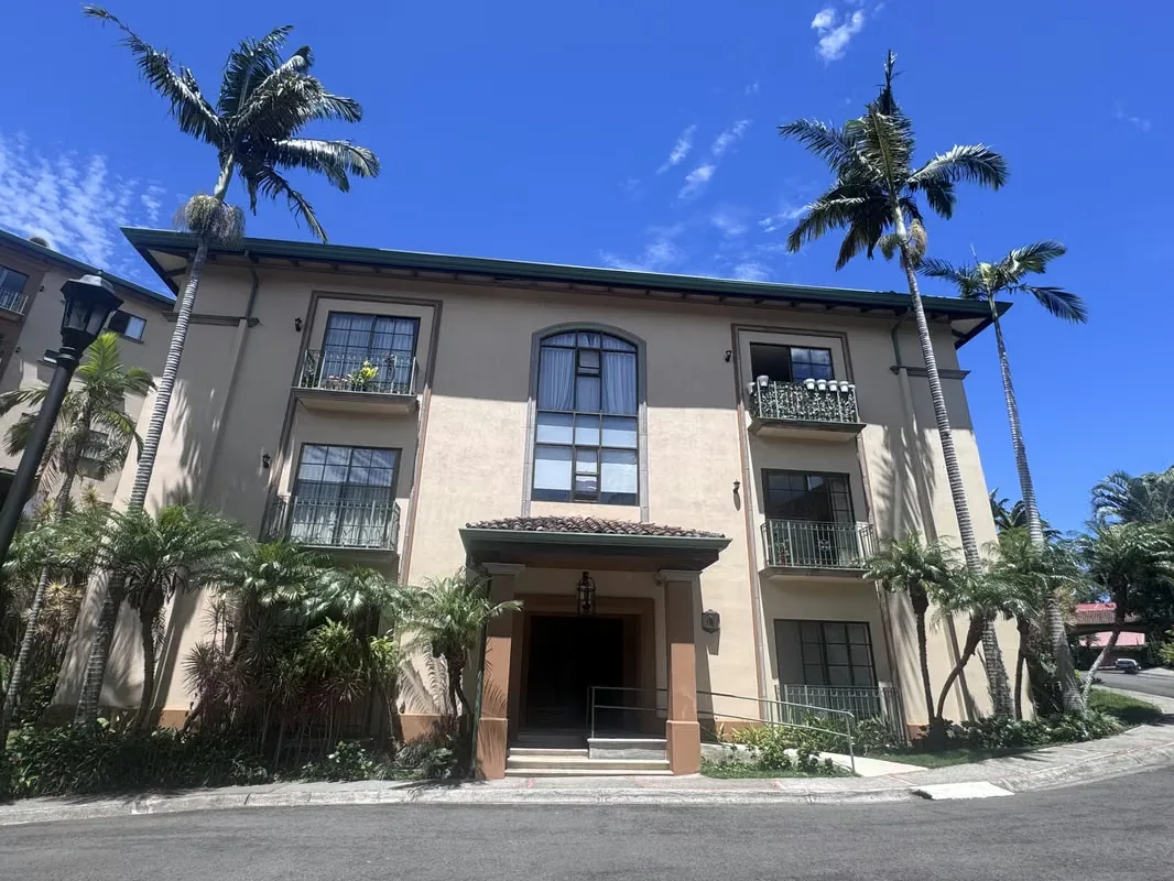Excelente oportunidad para vivir o invertir en una de las zonas con mayor plusvalía de San Rafael de Escazú. Este apartamento combina una ubicación privilegiada, espacios amplios y ...
