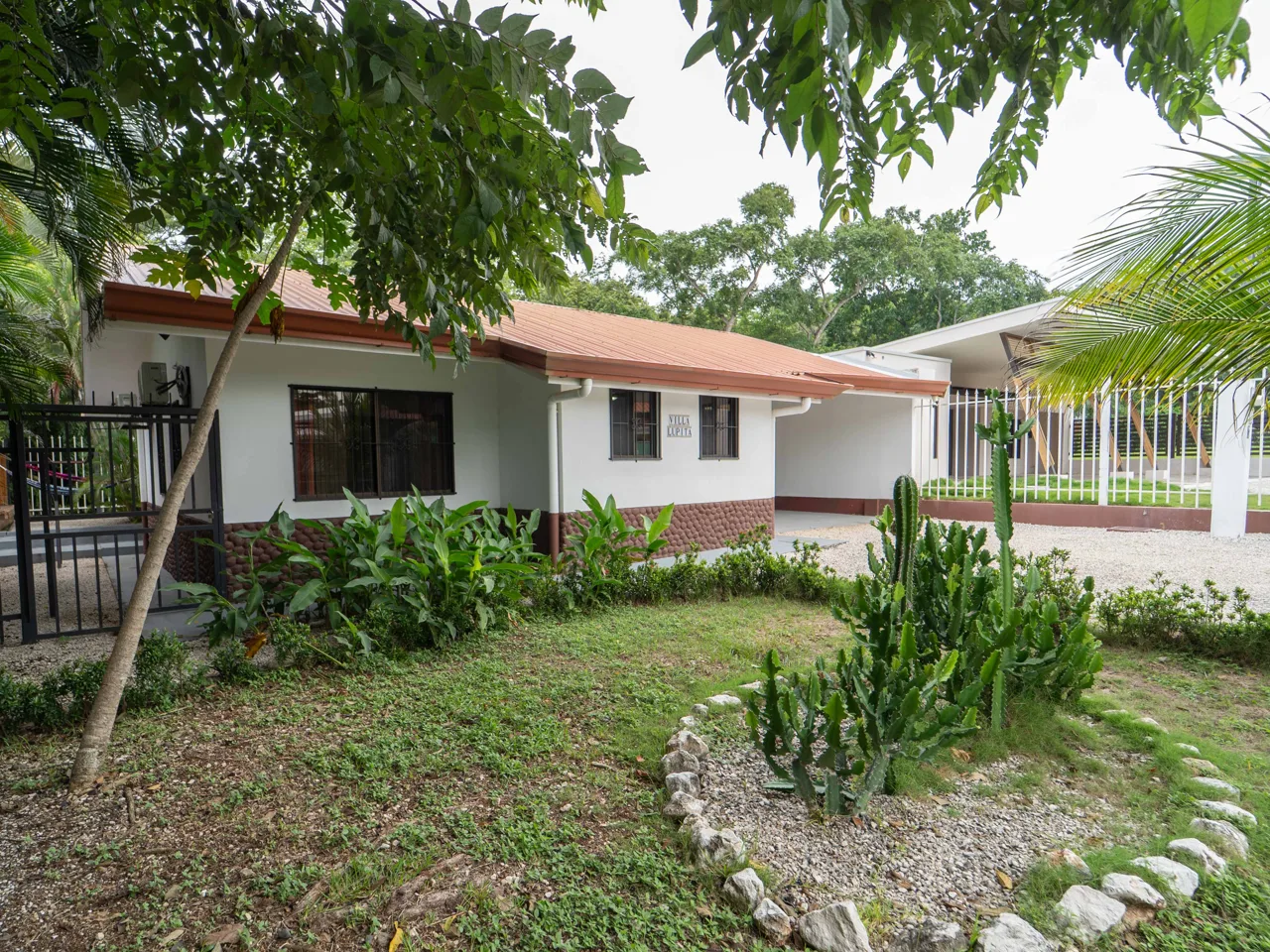 Villa Lupita - 3BR House with Pool in Carrillo
