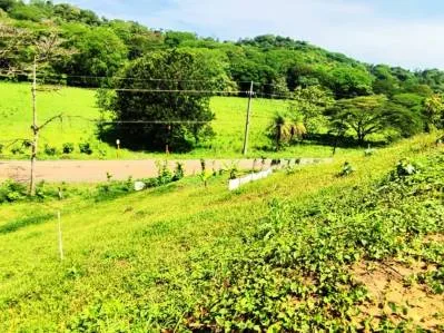 Venta de Lote de 894 m² en Entrada Vieja a Punta Leona para Construir con Vista a las Montañas