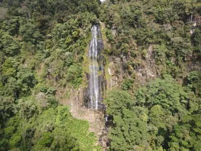 Icónica finca de 53 acres con vistas al atardecer y a la cascada en San Luis de Morete