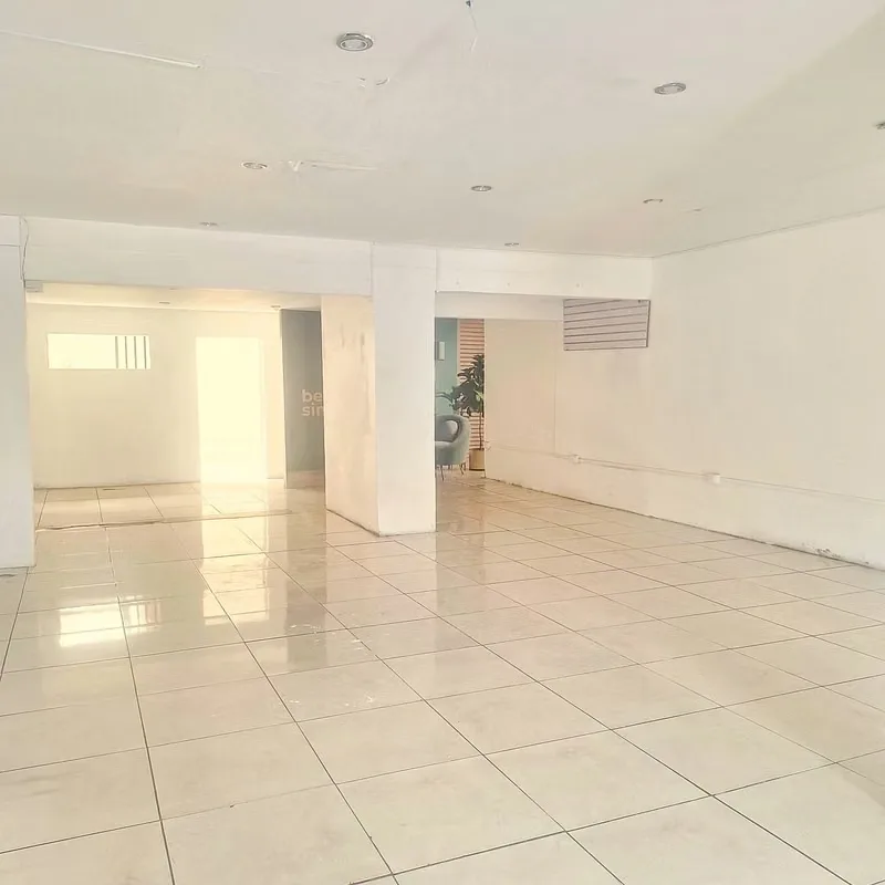 ¿Busca la ubicación ideal para potenciar y hacer crecer su negocio? Este excepcional local comercial se encuentra estratégicamente posicionado sobre la arteria vial principal del ...