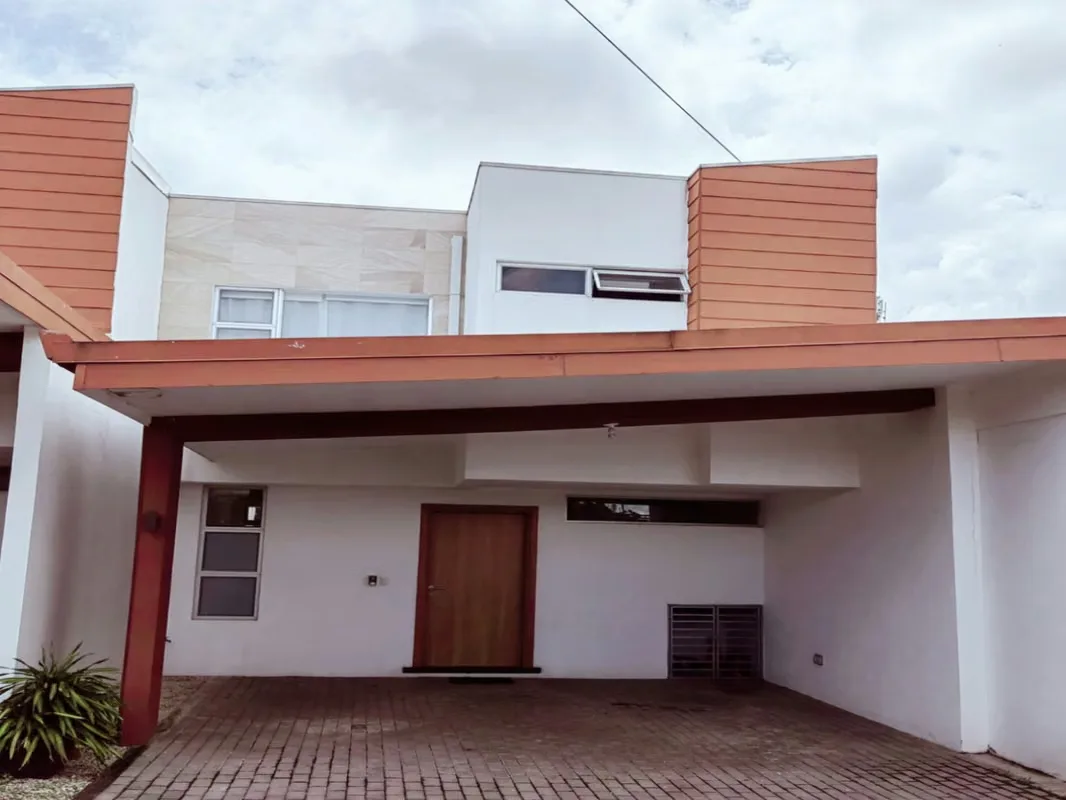 Moderna casa inteligente de dos plantas situada en un condominio exclusivo de solo 8 unidades en San Pablo de Heredia. El primer nivel dispone de garaje para dos vehículos, sala ...