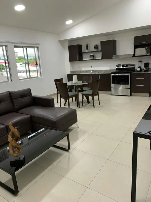Cómodo apartamento amoblado ubicado en La Sabana, en edificio privado, ideal para quien busca una excelente ubicación, comodidad y practicidad.