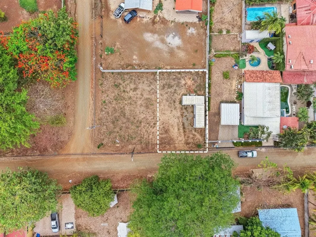 "Lote residencial de 286 m2 (3.077 ft2) en venta en el barrio caminable de Monte Seco, en Playas del Coco, terreno plano y sin inundaciones reportadas.