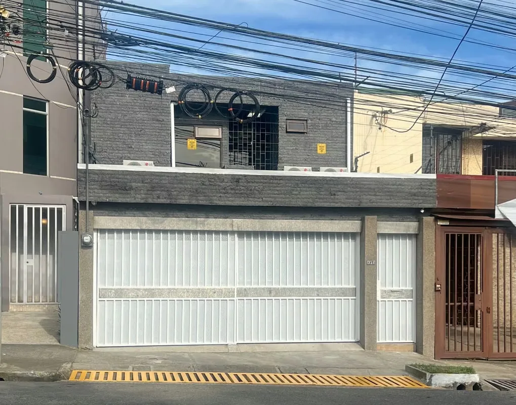 SPECCCULAR SINGLE House located in the best area of San José, Sabana Norte, quiet place very close to the park savana and national stadium.... has 340 m2 built on two floors with 8 ...