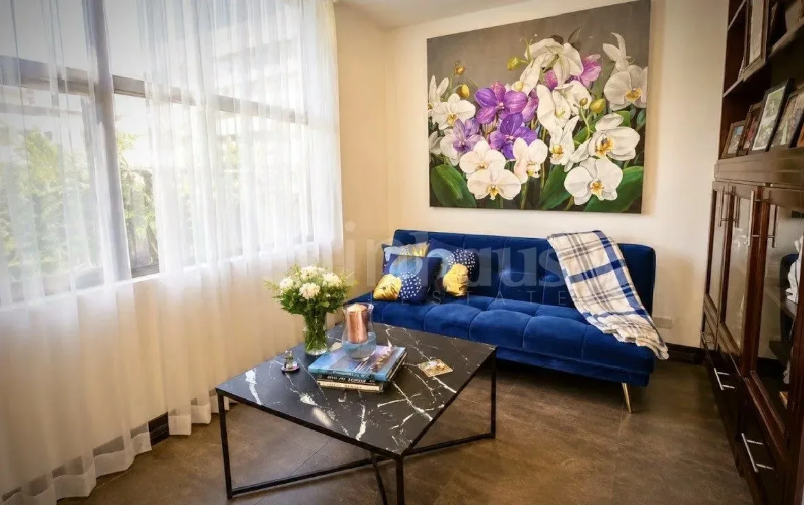 Esta hermosa casa tiene una distribución en dos niveles. Esquinera y muy iluminada y ventilada por su ubicación. En el primer piso, se tienen una sala y comedor integrados que se ..., photo 2