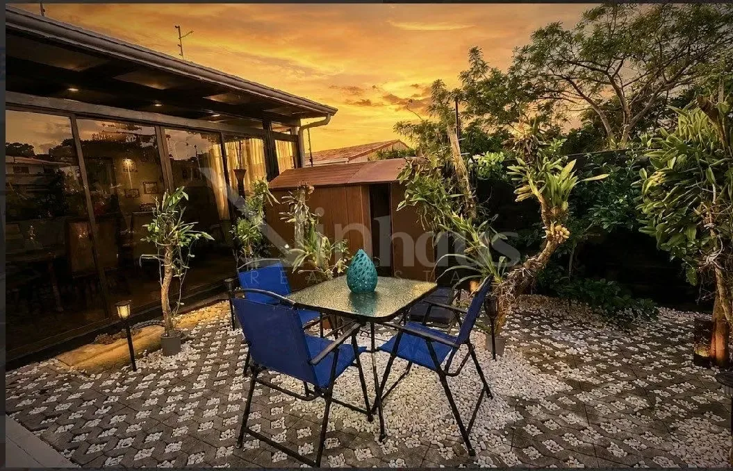 Esta hermosa casa tiene una distribución en dos niveles. Esquinera y muy iluminada y ventilada por su ubicación. En el primer piso, se tienen una sala y comedor integrados que se ..., photo 3
