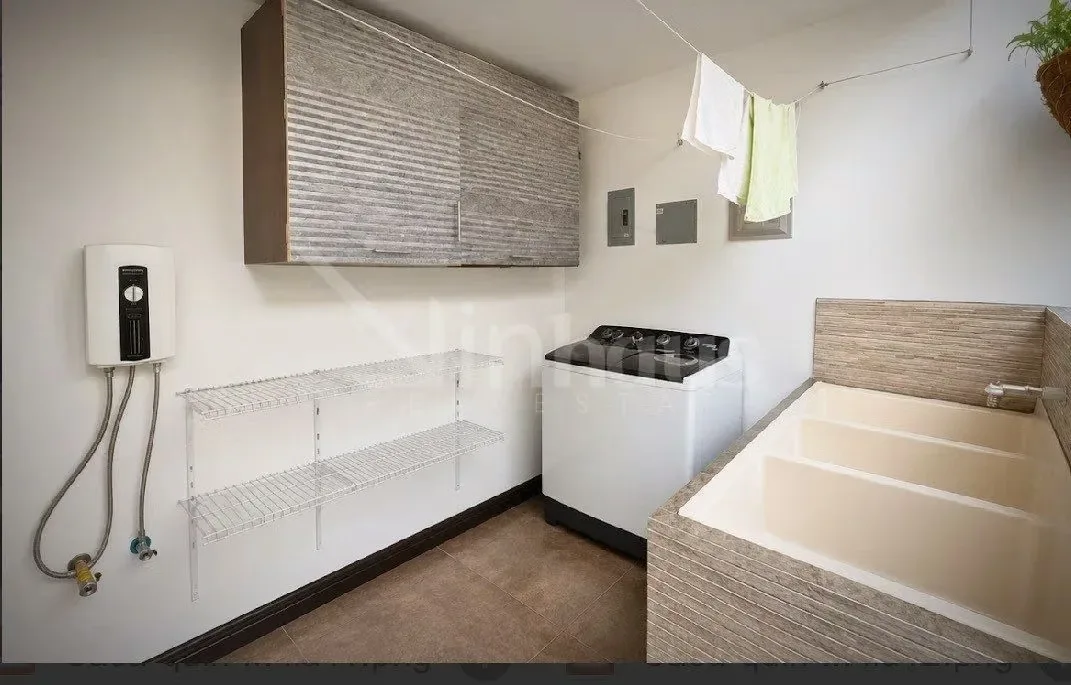 Esta hermosa casa tiene una distribución en dos niveles. Esquinera y muy iluminada y ventilada por su ubicación. En el primer piso, se tienen una sala y comedor integrados que se ..., photo 8