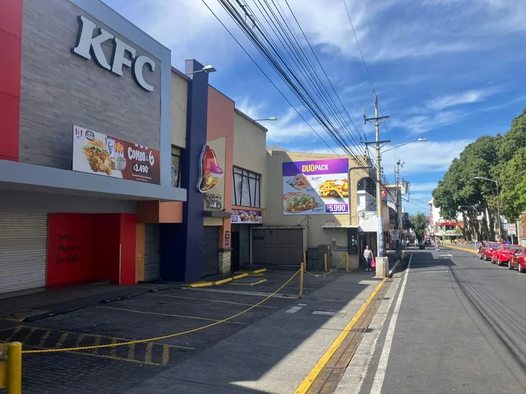 Description: Elevate your business in one of Alajuela's highest-traffic areas! We are offering a spacious 395 m² (approx. 4,251 sq. ft.) commercial unit strategically located next to ...
