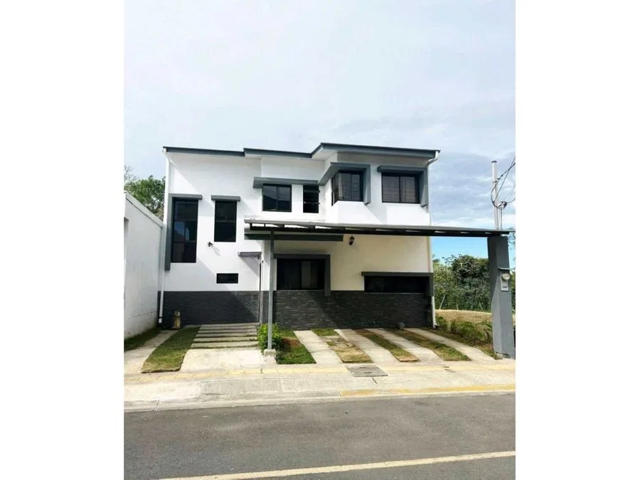 Hermosa Casa en Condominio en Santa Ana