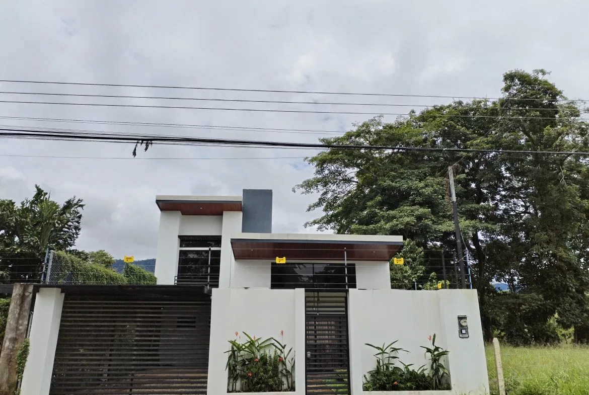 TWO-STORY 3-BEDROOM COMTEMPORARY HOME CLOSE TO THE WHALE TAIL, photo 2