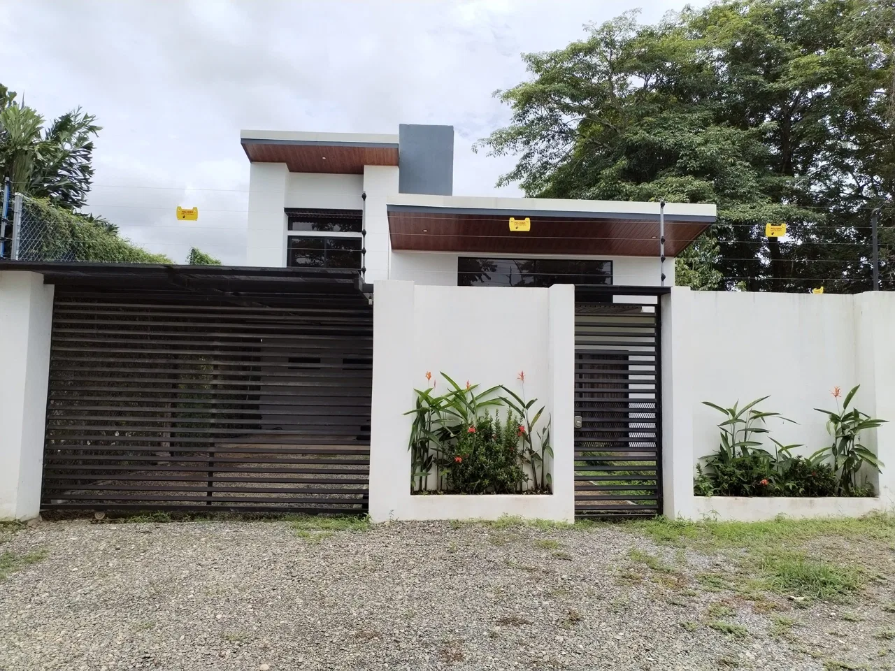 TWO-STORY 3-BEDROOM COMTEMPORARY HOME CLOSE TO THE WHALE TAIL, photo 5