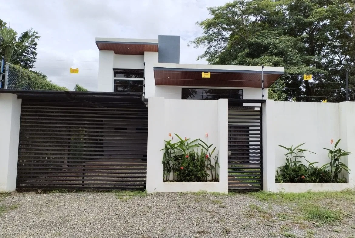 TWO-STORY 3-BEDROOM COMTEMPORARY HOME CLOSE TO THE WHALE TAIL, photo 6