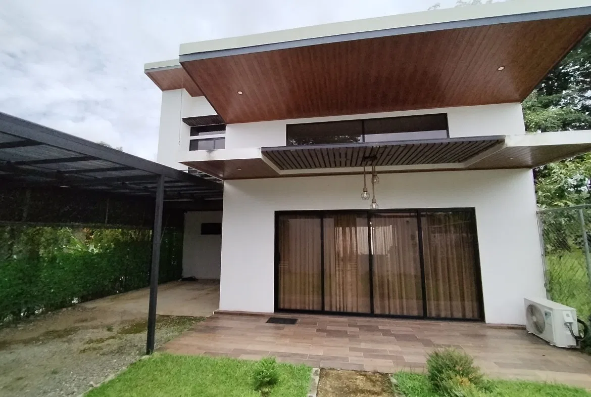 TWO-STORY 3-BEDROOM COMTEMPORARY HOME CLOSE TO THE WHALE TAIL, photo 8