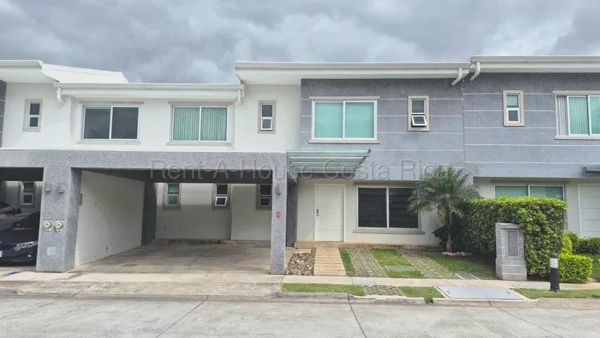 Venta de Casa en Piedades de Santa Ana. RAH 27-716 - Venta en Santa Ana