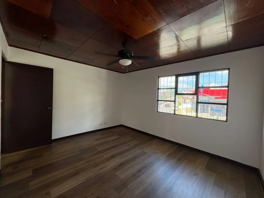 Uso de suelo mixto, ideal para empresas, consultorios, oficinas o residencia.