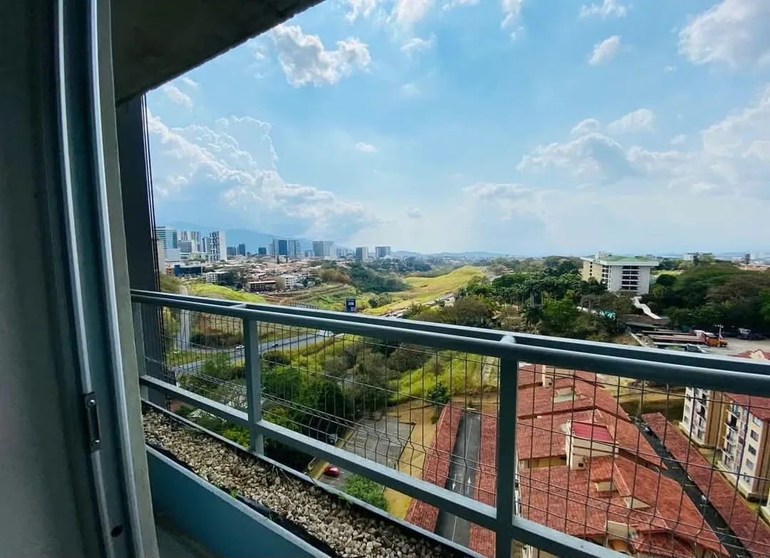 Apartamento nuevo en condominio en La Uruca, zona de alta plusvalía, ideal para quienes trabajan en San José centro, La Sabana, Tibás, Escazú, Heredia o Alajuela. Con fácil acceso ...