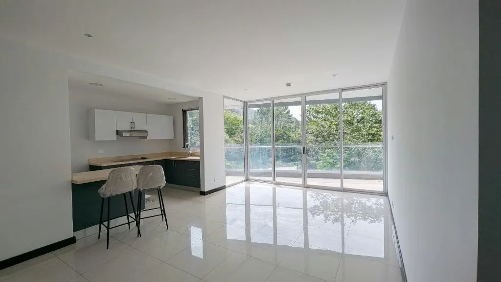 Modern 1-bedroom, 1-bathroom apartment within the exclusive Bosques de Escazú condominium. Ideal for those seeking a bit of calm without being far from the city.