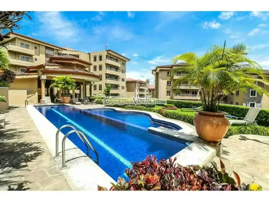 Apartamento full amueblado en alquiler en San Rafael de Escazú, ubicado en 1er piso y de un solo nivel, con amplia terraza y hermosas vistas.