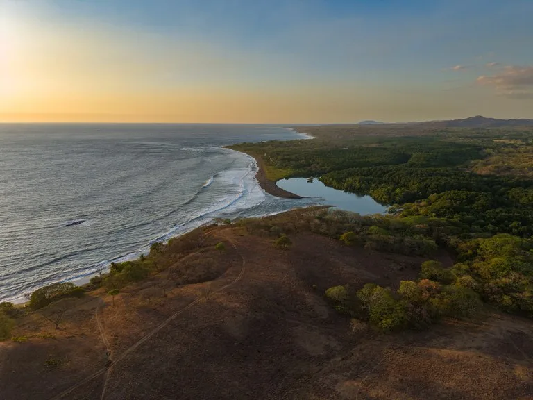 Hammock Plantación: Spacious Agricultural Land Near Playa Negra