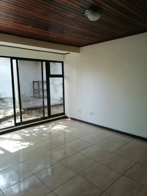 Casa en alquiler de una plata en Moravia, amplia comoda segura con patio, acepta mascota