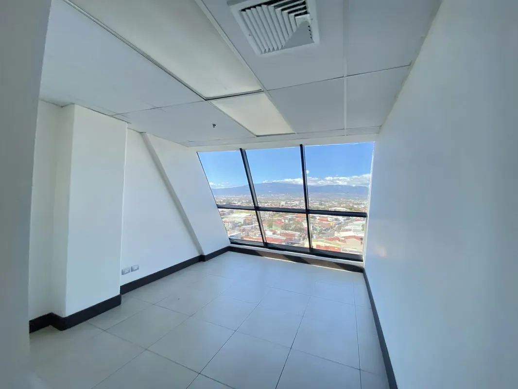 Spacious and illuminated office located in one of the most exclusive and best located offices in San José.