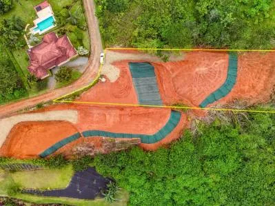 Lote de 0.73 acres con vista al mar en Ojochal, listo para construir con dos medidores de agua ASADA, photo 3