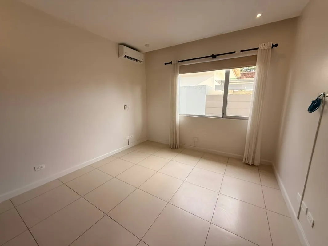 La privacidad comienza con el espacio que existe entre una casa y otra. Esta residencia en un condominio de Lindora se distingue por sus amplios retiros entre viviendas, un terreno de ..., photo 2
