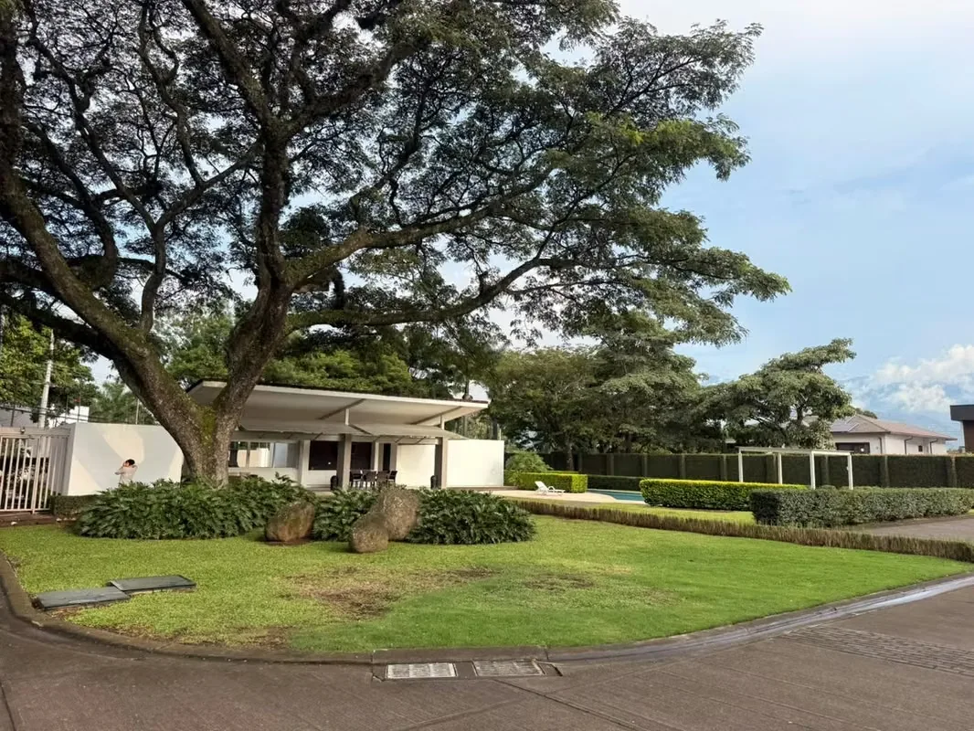La privacidad comienza con el espacio que existe entre una casa y otra. Esta residencia en un condominio de Lindora se distingue por sus amplios retiros entre viviendas, un terreno de ..., photo 11