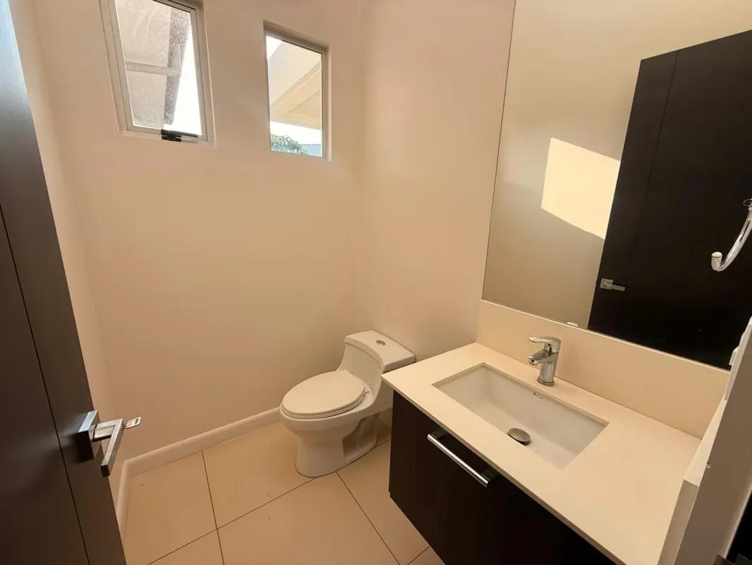 La privacidad comienza con el espacio que existe entre una casa y otra. Esta residencia en un condominio de Lindora se distingue por sus amplios retiros entre viviendas, un terreno de ..., photo 15
