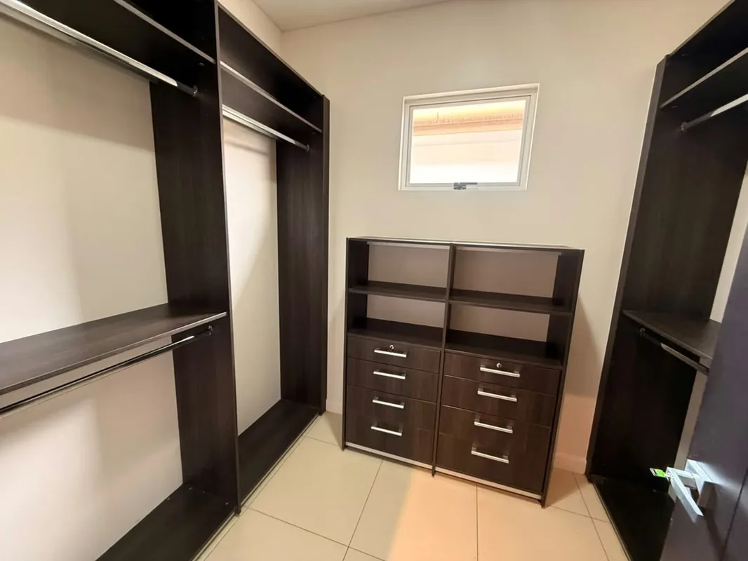 La privacidad comienza con el espacio que existe entre una casa y otra. Esta residencia en un condominio de Lindora se distingue por sus amplios retiros entre viviendas, un terreno de ..., photo 16
