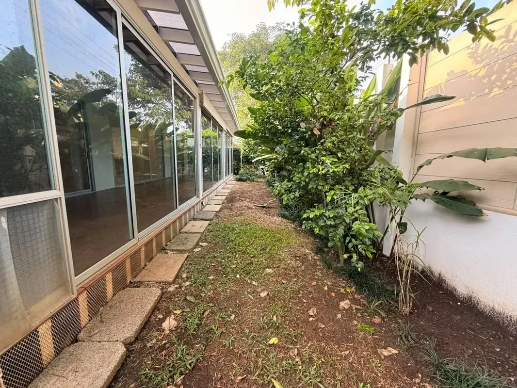 La privacidad comienza con el espacio que existe entre una casa y otra. Esta residencia en un condominio de Lindora se distingue por sus amplios retiros entre viviendas, un terreno de ..., photo 6