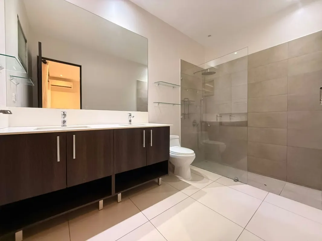 La privacidad comienza con el espacio que existe entre una casa y otra. Esta residencia en un condominio de Lindora se distingue por sus amplios retiros entre viviendas, un terreno de ..., photo 7
