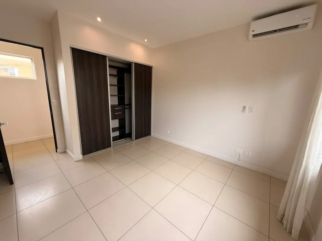 La privacidad comienza con el espacio que existe entre una casa y otra. Esta residencia en un condominio de Lindora se distingue por sus amplios retiros entre viviendas, un terreno de ..., photo 10