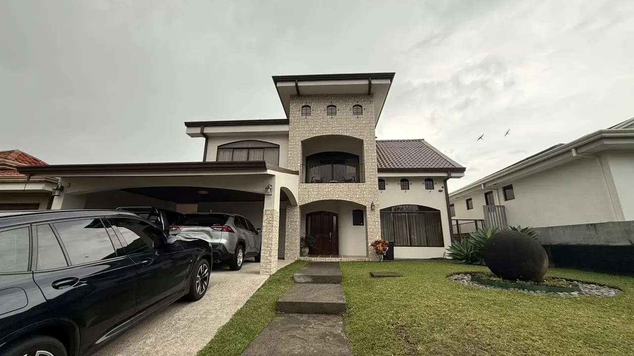 two-storey handle located in Residencial in San Isidro de Heredia. The same has: - living room, dining room, large kitchen. - Bar and terrace - Half-bathroom visits. - Laundry area. - ...