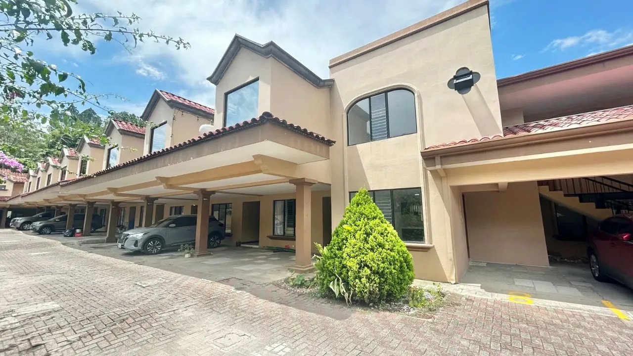 ¡Alquiler de Townhouse 2 Hab. 2,5 Baños en Condominio en San Rafael de Escazú!
