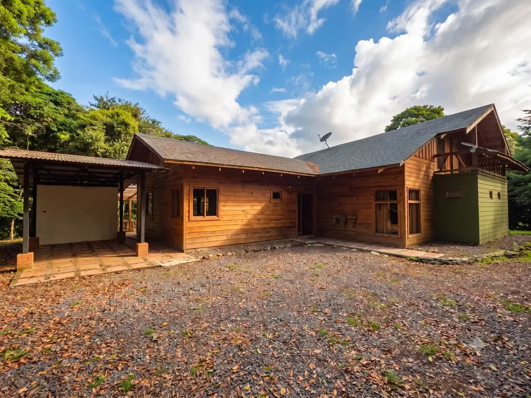 ¿Buscas paz, naturaleza y acabados de lujo? Esta joya arquitectónica rodeada de bosque y aire puro es el refugio ...