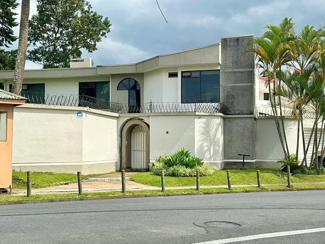 House for rent, with large garden very well located in Granadilla, very good natural lighting. Wooden floors on room floor, 3 walk-in closet, with 2 chimneys. • Fans in some spaces ...