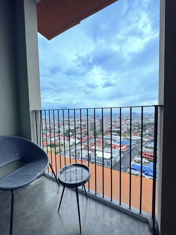 Apartamento con hermosa vista, piso alto, amueblado
