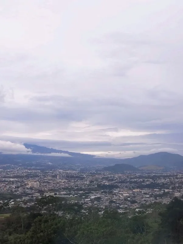 Apartamento en San Antonio de escazu para 1 o pareja, puede ser con hijo si el espacio no es un problema.