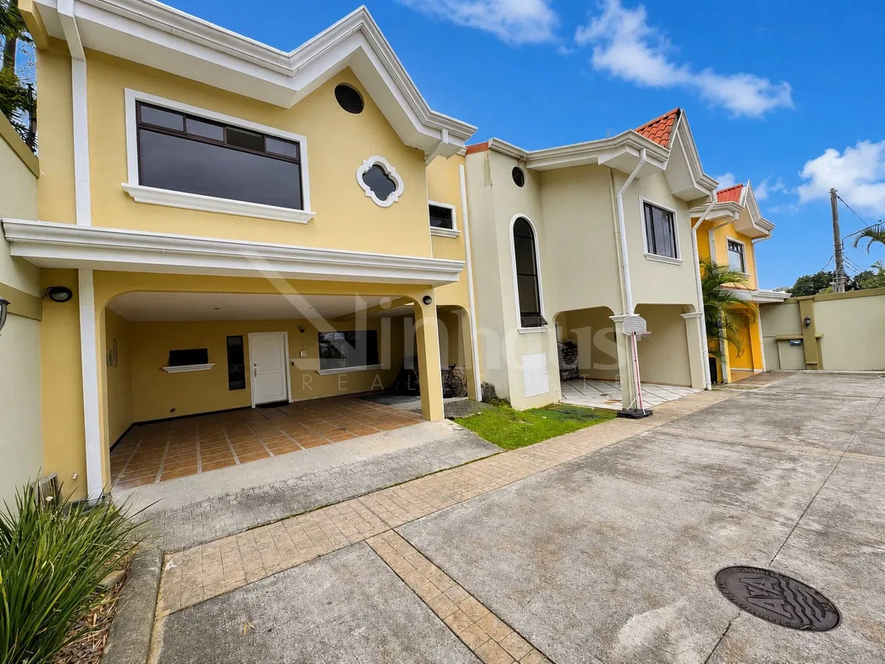 Amplia casa en condominio, con patio, en Santa Marta de Montes de Oca