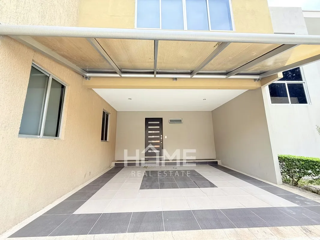 Disfruta de comodidad, seguridad y excelentes amenidades en esta amplia casa de dos niveles, ideal para familias.