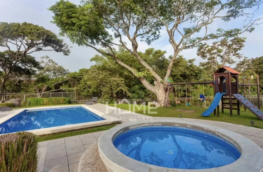 Disfruta de comodidad, seguridad y excelentes amenidades en esta amplia casa de dos niveles, ideal para familias., photo 2