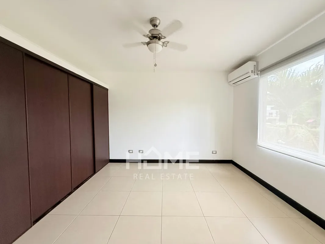 Disfruta de comodidad, seguridad y excelentes amenidades en esta amplia casa de dos niveles, ideal para familias., photo 11