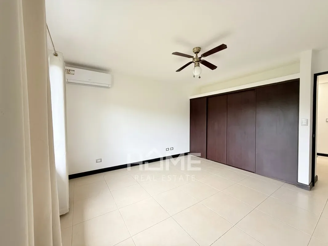 Disfruta de comodidad, seguridad y excelentes amenidades en esta amplia casa de dos niveles, ideal para familias., photo 12