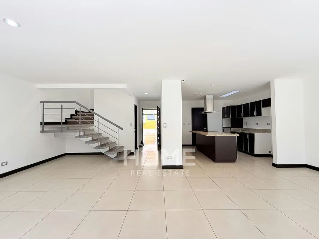 Disfruta de comodidad, seguridad y excelentes amenidades en esta amplia casa de dos niveles, ideal para familias., photo 3