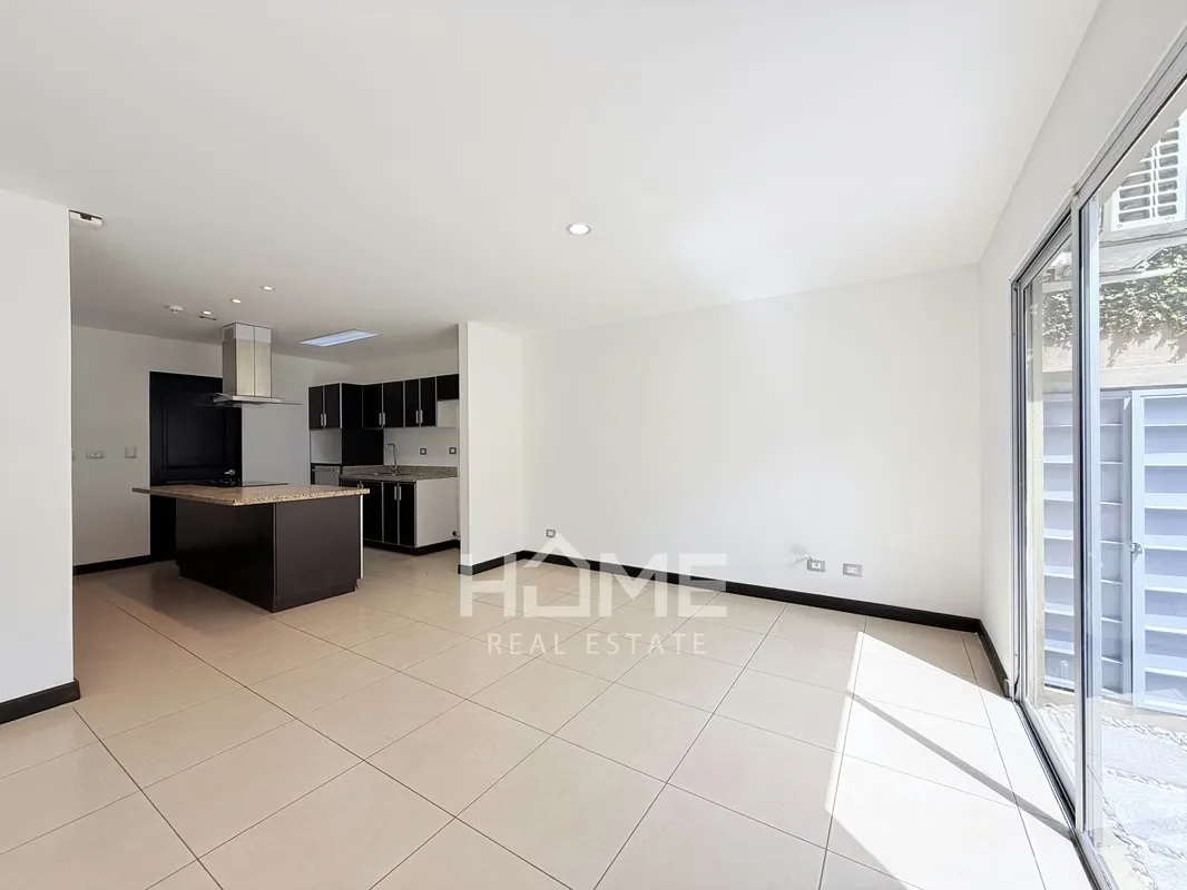 Disfruta de comodidad, seguridad y excelentes amenidades en esta amplia casa de dos niveles, ideal para familias., photo 6