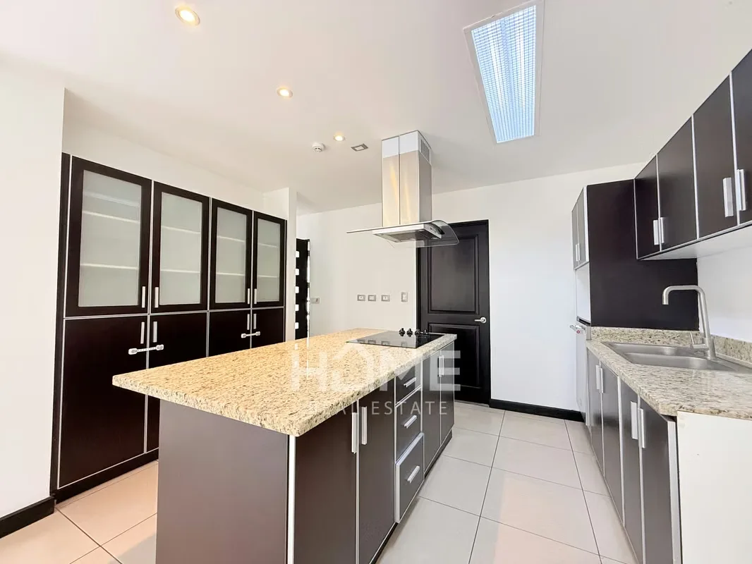 Disfruta de comodidad, seguridad y excelentes amenidades en esta amplia casa de dos niveles, ideal para familias., photo 7
